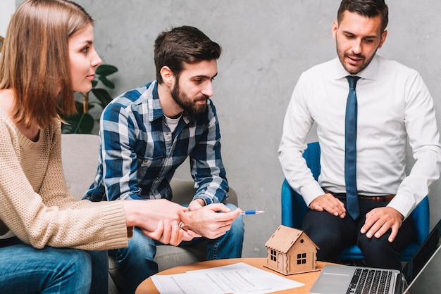 Foto clientes en la oficina del agente inmobiliario