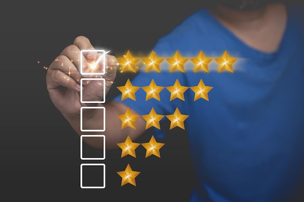 Los clientes pueden calificar la experiencia de servicio en línea. Concepto de encuesta de retroalimentación de satisfacción. El usuario puede evaluar la calidad del servicio, lo que lleva a la clasificación de reputación de la empresa.