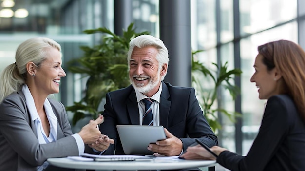 clientes sénior discutiendo con el asesor financiero