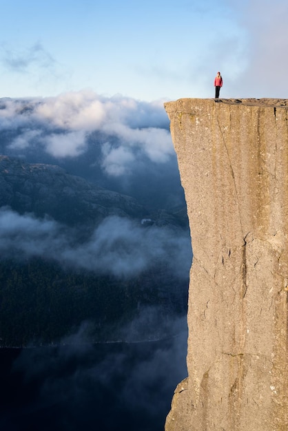 Foto cliff preikestolen en el fiordo lysefjord noruega