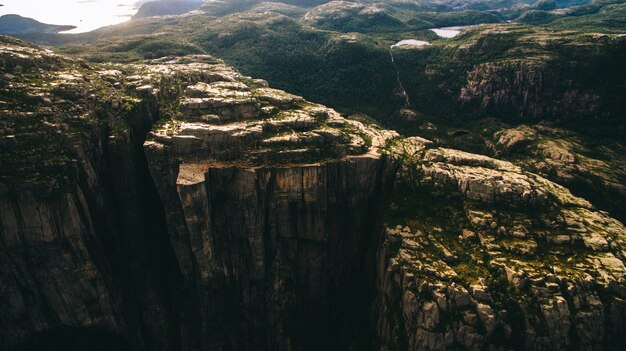 Cliff Preikestolen no fiorde Lysefjord - Noruega - natureza e fundo de viagem