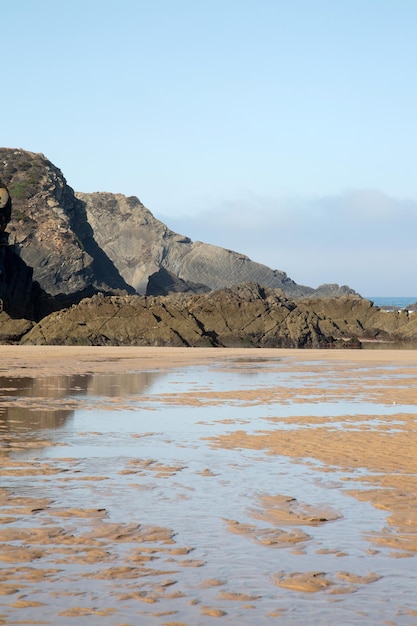 Cliff Rock und Wasserreflexion, Strand von Odeceixe, Algarve, Portugal