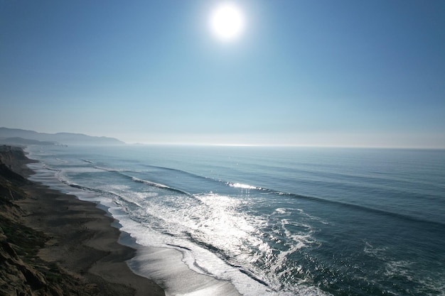 Cliffs and Ocean Mussell rock park em Pacifica Califórnia