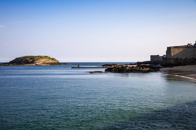 Cliffs beach e mar na cidade de SaintMalo Brittany França