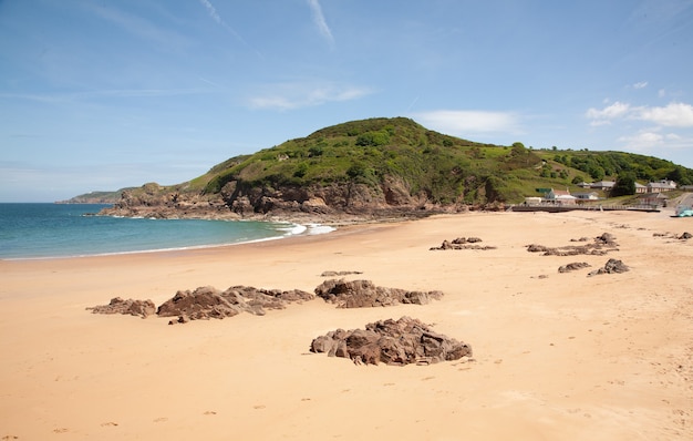 Cliffsand Beach en la isla de Jersey en el Canal de la Mancha