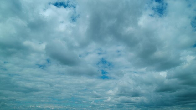 Clima da natureza céu azul com nuvens cumulus em movimento lento conceito de clima de paisagem nublada