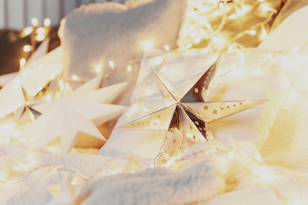 Clima de natal ou decorações de ano novo em forma de estrela de papel prateado