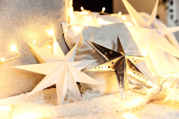 Clima de natal ou decorações de ano novo em forma de estrela de papel prateado