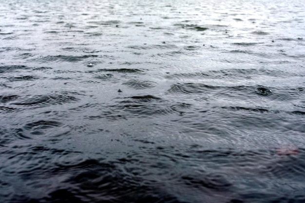 Clima lluvioso gotas de lluvia sobre el agua