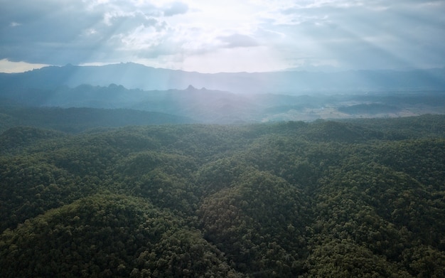 Clima montañoso hermoso clima lluvioso y la luz del sol por la mañana.