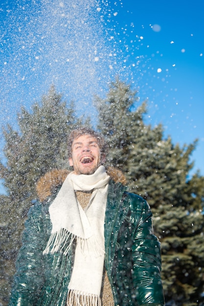 Clima nevado. Abrigo de invierno de moda. Hombre feliz en vacaciones de invierno. Vacaciones y viajes en invierno. Moda de invierno. Ropa calida. Hombre. Esta frio afuera. Bosque en la nieve. Aire fresco. Diversión matutina.