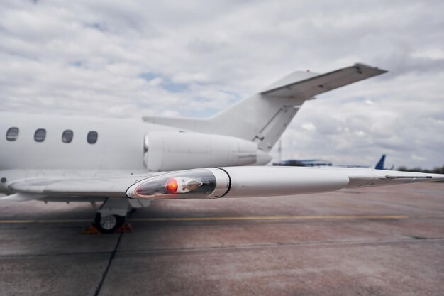 Clima nublado Aviones turbohélice estacionados en la pista durante el día