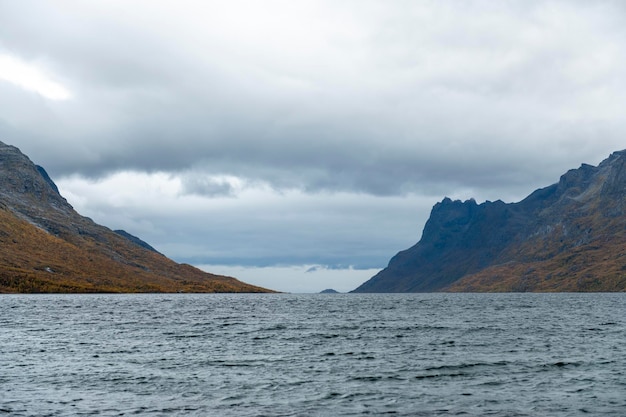 Clima nublado en el fiordo Noruega de la isla de Senja