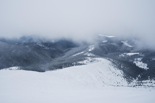 Clima nublado de invierno en las montañas