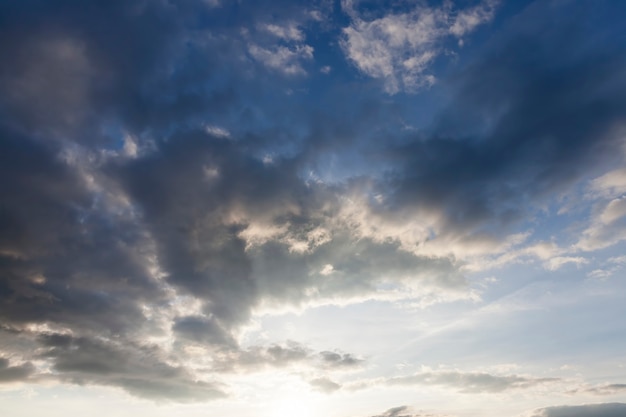 Clima nublado en la naturaleza donde las nubes están iluminadas por la luz del sol,