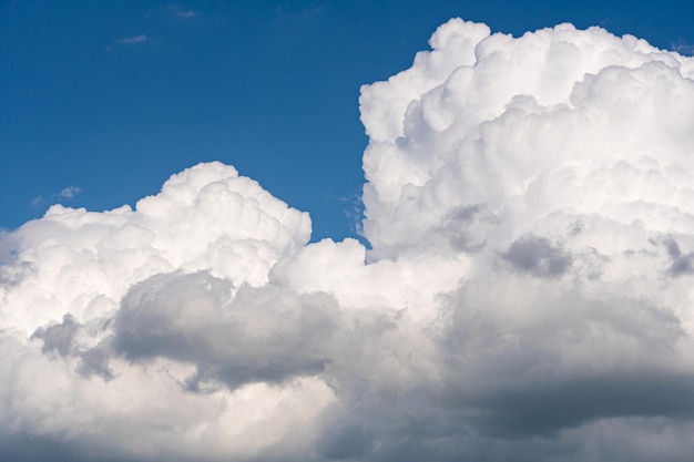 Foto clima soleado con cúmulos en el cielo azul