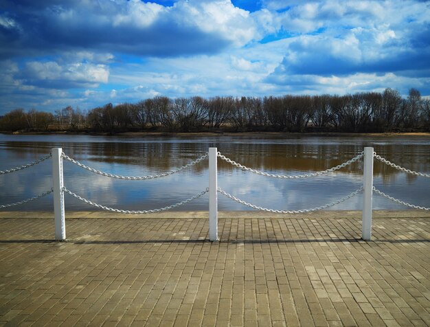 Clima soleado en el fondo del paisaje del muelle fluvial