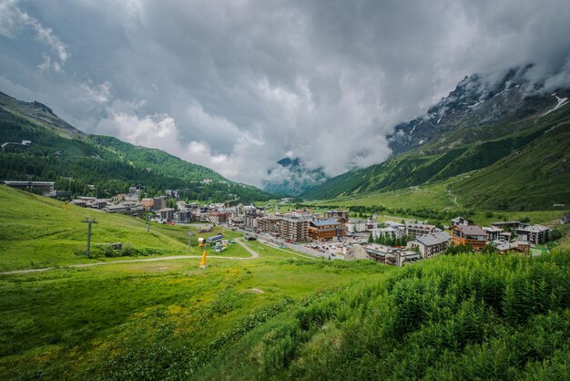 Clima tormentoso en el balneario alpino de BreuilCervinia en el norte de Italia Paisaje de verano