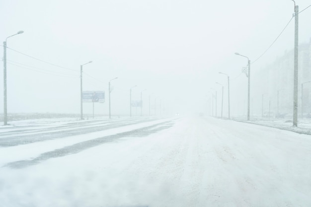 Un clima tormentoso peligroso en la ciudad, colapso, nevadas en la carretera, temporada de invierno