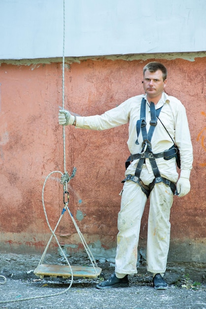 Climberbuilder vor dem Hintergrund eines Vasad-Hauses mit einer Bauwiege