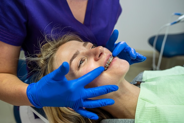 En una clínica dental especializada, una dentista recibe clientes con dientes problemáticos