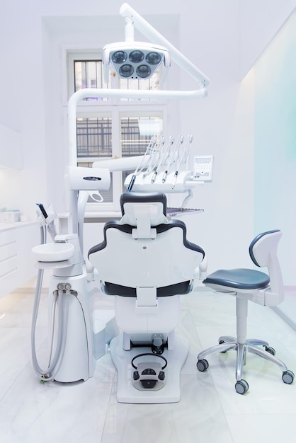 Foto clínica dental moderna cómoda silla de dentista equipo dental y accesorios