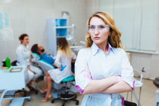 Clínica dental. Retrato de un dentista profesional en el fondo de un equipo de trabajo de médicos. Concepto de educación médica y seguro médico.