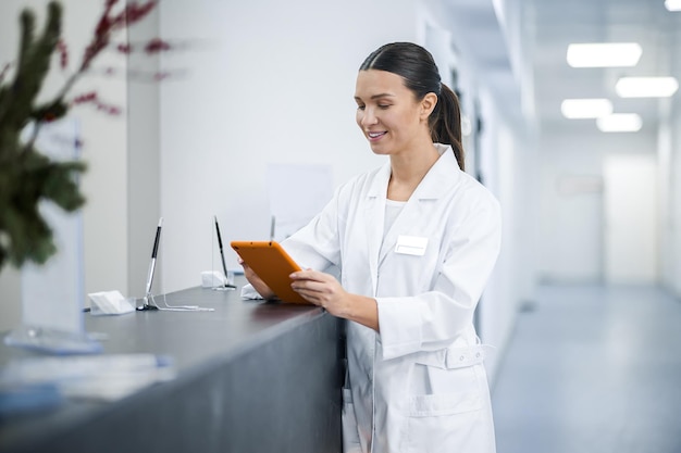 En la clínica Doctora sonriente en la recepción de la clínica