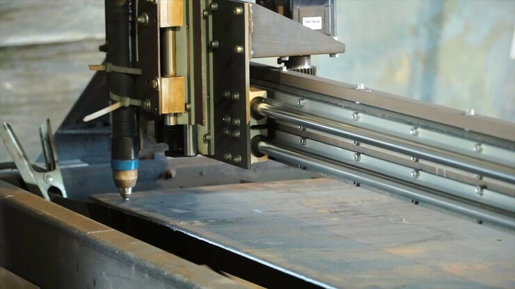 Foto clip de plasma láser cnc corte por plasma láser de tecnología moderna de metal en proceso en metalurgia