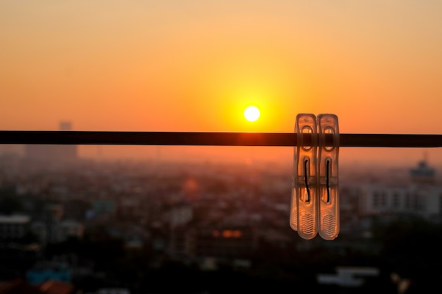 Foto clip de tela en riel de metal y vista borrosa de la ciudad