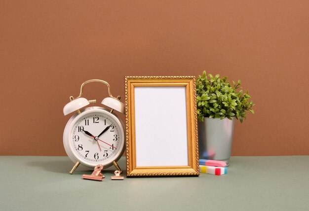 Clips de borradores de reloj despertador retro marco de fotos vintage y una planta en una olla de metal