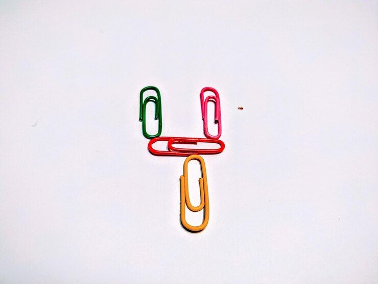 Foto clips de papel multicoloridos em fundo branco