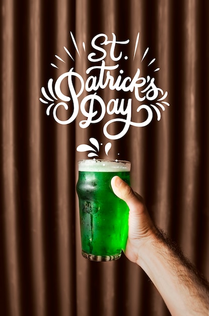 Cloe auf grünes Bier für st. Patricks Tag