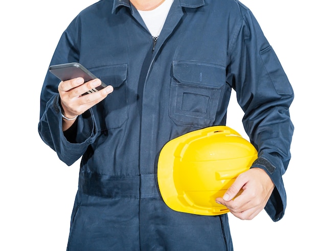 Cloes up Arbeiter im blauen Overall mit gelbem Helm und Smartphone isoliert auf weißem Hintergrund