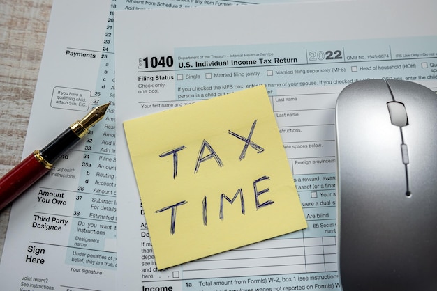 Cloeup von 1040 US-Bundeseinkommensteuererklärungsformular mit Stift Steuer für Zeit