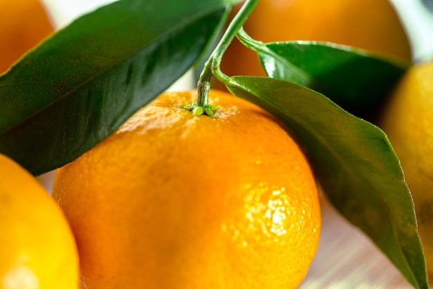 Close apetitoso de tangerinas em cima da mesa