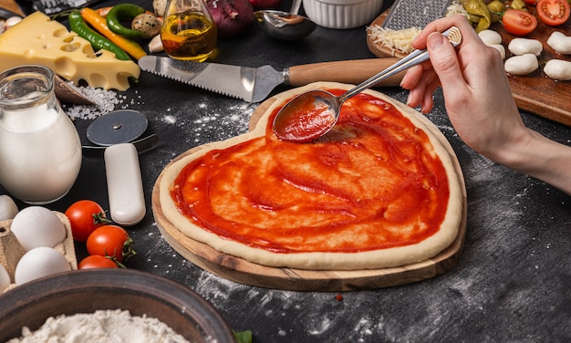 Close com ingredientes de pizza margarita