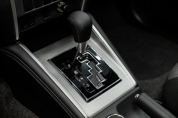 Foto close da alavanca e dos botões do acelerador. engrenagem de transmissão automática do carro, interior do carro