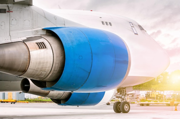 Close da frente de um avião de carga grande e largo no estacionamento