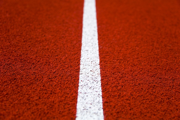 Close da linha branca na pista de corrida do estádio vermelho