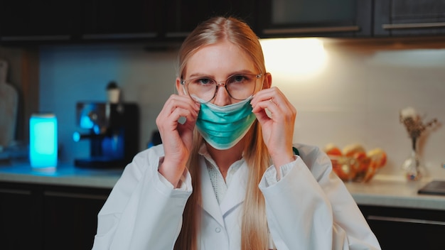 Close da médica olhando para a câmera e mostrando como usá-la corretamente, ela trabalha no ...