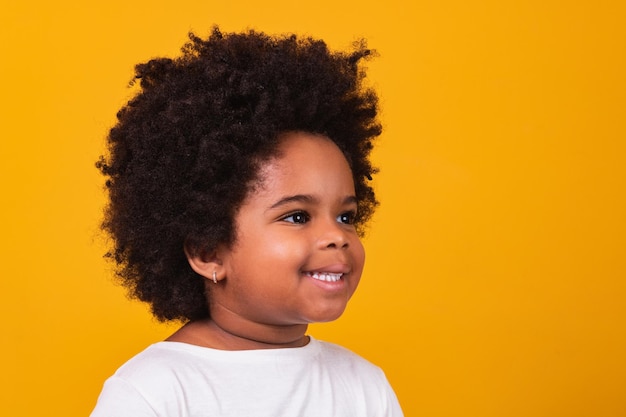 Close da menina negra feliz sorrindo com espaço para texto.