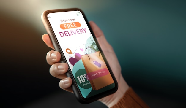 Close da mulher cliente usando telefone celular para fazer compras online. campanha de remessa gratuita exibida na tela