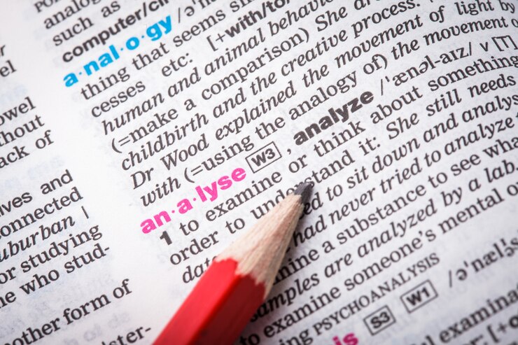 Foto close da palavra "analisar" na página de vocabulário