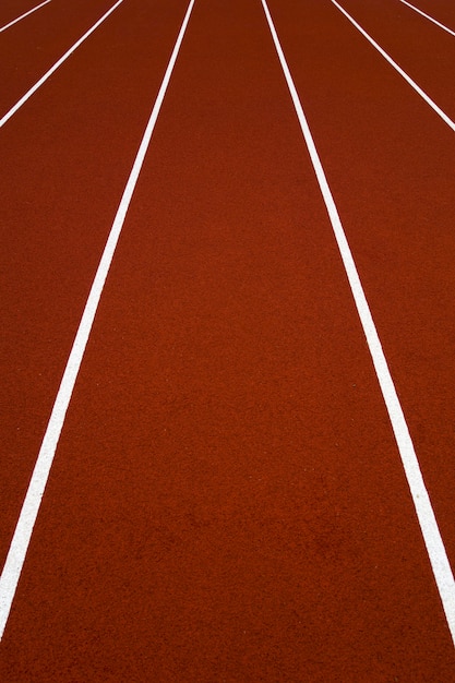 Close da pista de atletismo do estádio vermelho