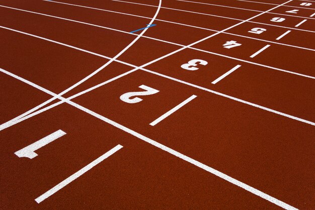 Close da pista de atletismo do estádio vermelho