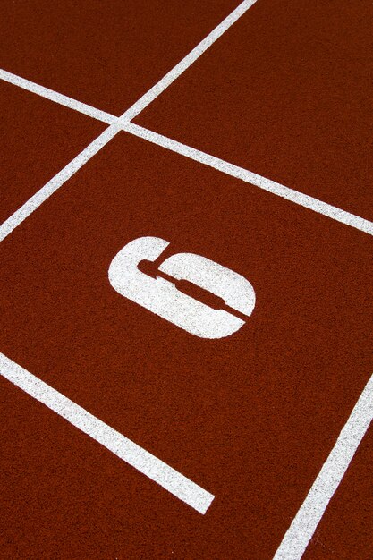 Foto close da pista de atletismo do estádio vermelho