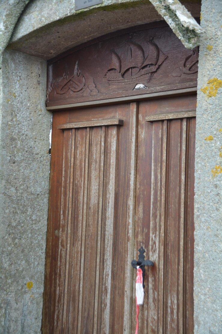 Foto close da porta de madeira