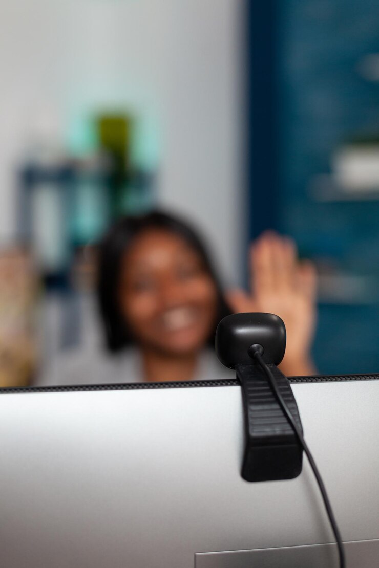 Foto close da webcam do computador usada em uma reunião de videochamada, para falar sobre telecomunicações com vídeo em casa. câmera com lente no monitor para bater papo na conferência online. acessório multimídia