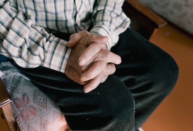 Close das mãos de um homem idoso com rugas e manchas senis. pessoas idosas